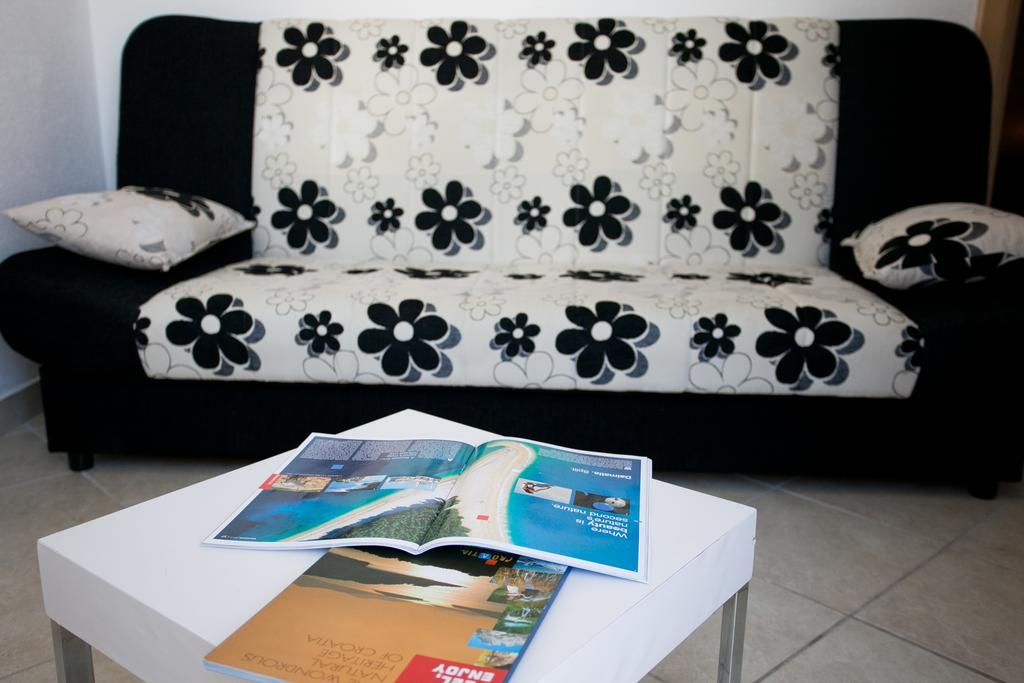 Apartments Mediterranea With Heated Pool Pisak Exterior foto
